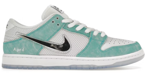 NIKE SB DUNK LOW AVRIL SKATEBOARDS